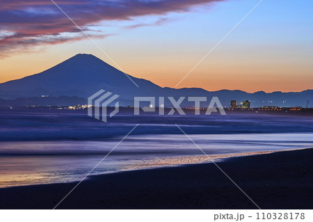 日没後のマジックアワーに湘南から望む富士山 日没後のマジックアワーに湘南から望む富士山 110328178