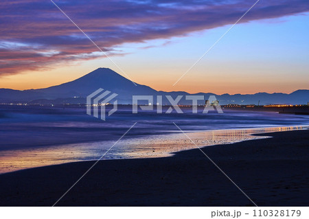 日没後のマジックアワーに湘南から望む富士山 110328179