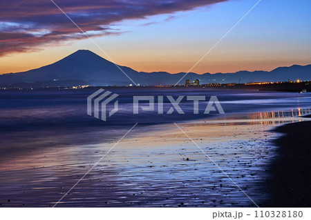 日没後のマジックアワーに湘南から望む富士山 日没後のマジックアワーに湘南から望む富士山 110328180