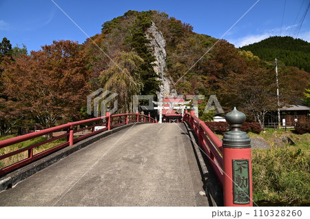 遠野遺産第31号 不動巌と巌龍神社 110328260