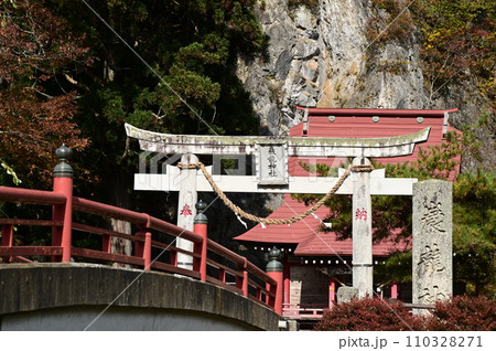 遠野遺産第31号 不動巌と巌龍神社 110328271