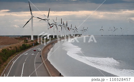 海岸に並ぶ風力発電 海岸に並ぶ風力発電 110328457