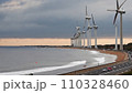 海岸に並ぶ風力発電 110328460