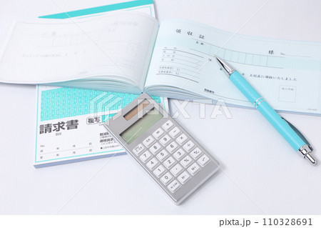書類 ペン 計算機