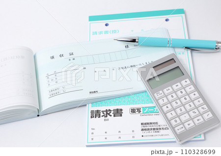 事務用品、文具、領収書、請求書、お金、事務、経理、会社、計算機、計算、管理、ビジネス、ペン、文房具 事務用品、文具、領収書、請求書、お金、事務、経理、会社、計算機、計算、管理、ビジネス、ペン、文房具 110328699