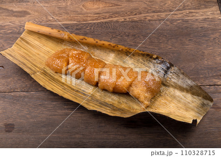 竹皮の上のカットしたあくまき 竹皮の上のカットしたあくまき 110328715