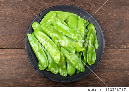 皿の上の茹でたサヤエンドウ 110328717