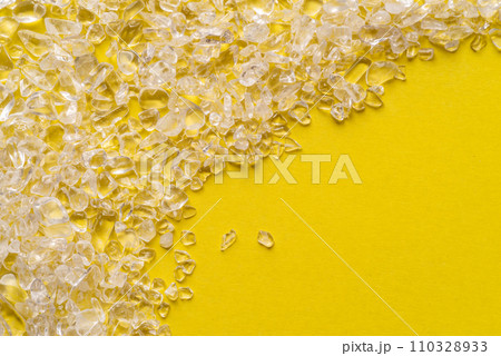 黄色背景に水晶 110328933