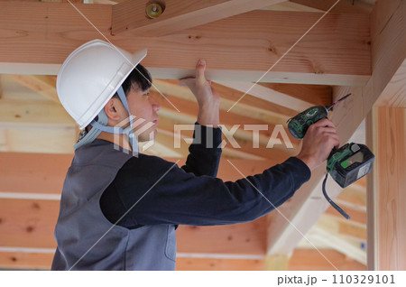 建築現場の作業員男性 110329101