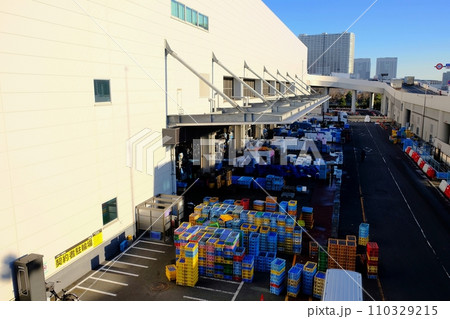 東京都中央卸売市場 豊洲市場 水産卸売場棟の最南端 東京都中央卸売市場 豊洲市場 水産卸売場棟の最南端 110329215