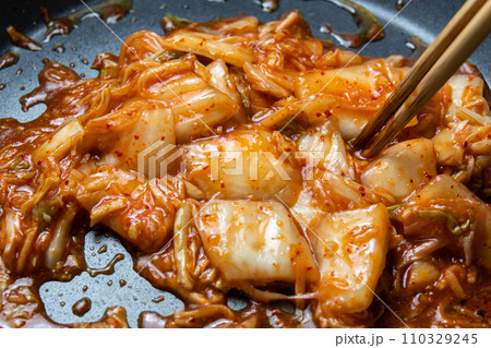 キムチをフライパンで炒める調理シーン。 110329245