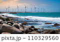 海岸から見る洋上風力発電の風車 110329560
