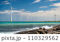 海岸から見る洋上風力発電の風車 110329562