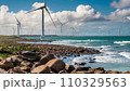海岸から見る洋上風力発電の風車 110329563
