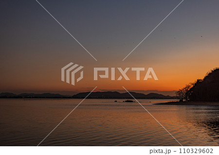 日本の岡山県岡山市の新岡山港のとても美しい朝日 110329602