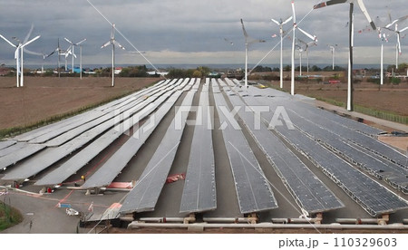 太陽光発電と風力発電 110329603