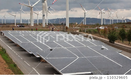 太陽光発電と風力発電 110329605