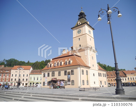 ルーマニアのブラショフの街並み 110330076