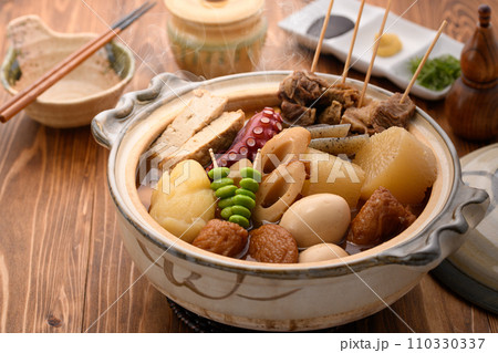 土鍋で煮込んだ おでん 土鍋で煮込んだ おでん 110330337