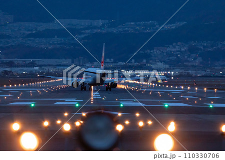 大阪_伊丹空港千里川土手から見る32L滑走路 110330706