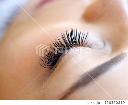 マツエク,若い女性の目元のアップ 110330819