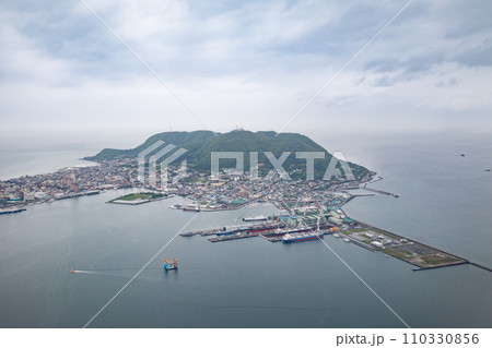 北海道_上空から見る函館山と函館市街の風景 北海道_上空から見る函館山と函館市街の風景 110330856