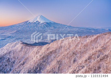 紅富士と朝焼けの絶景富士【山梨県_奇跡の絶景】 紅富士と朝焼けの絶景富士【山梨県_奇跡の絶景】 110331494