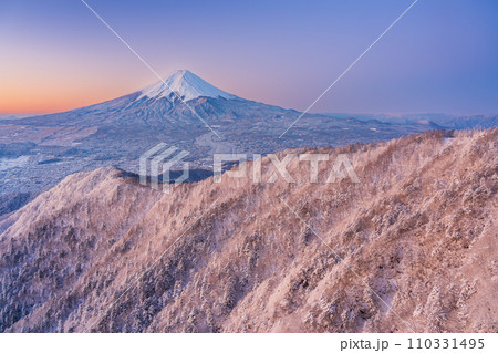 紅富士と朝焼けの絶景富士【山梨県_奇跡の絶景】 紅富士と朝焼けの絶景富士【山梨県_奇跡の絶景】 110331495