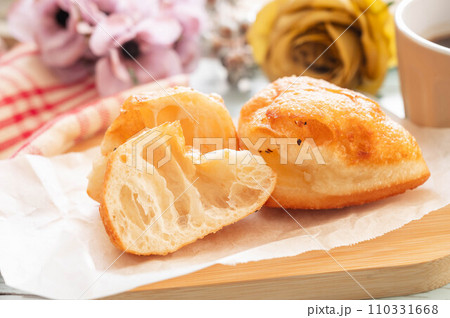 半分にカットしたゼッポリーネ 半分にカットしたゼッポリーネ 110331668