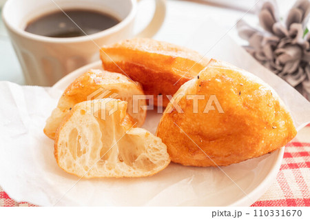 半分にカットしたゼッポリーネ 半分にカットしたゼッポリーネ 110331670