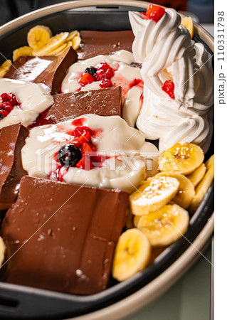 家庭料理 チョコプリンと生クリーム 家庭料理 チョコプリンと生クリーム 110331798