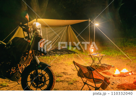 キャンプツーリングで焚き火を楽しむ キャンプツーリングで焚き火を楽しむ 110332040