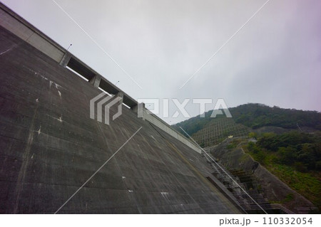 下流から見る牛内ダムの堤体 下流から見る牛内ダムの堤体 110332054