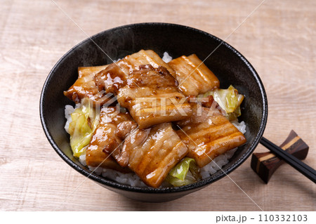 豚バラ焼肉丼 110332103