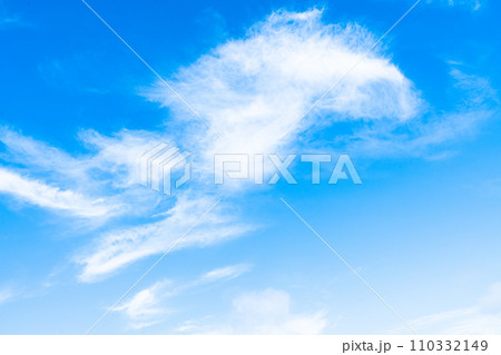 青空と白い雲 110332149