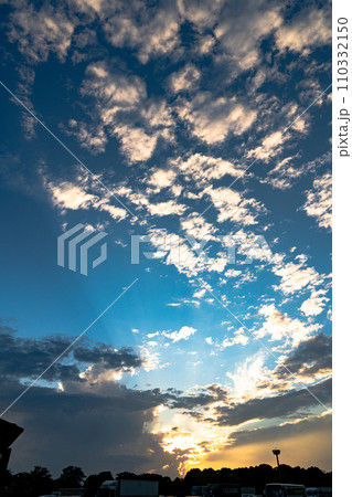 夕日に照らされる雲 夕日に照らされる雲 110332150
