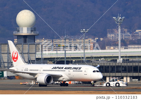 大阪国際空港　JAL　飛行機　離陸態勢 110332183