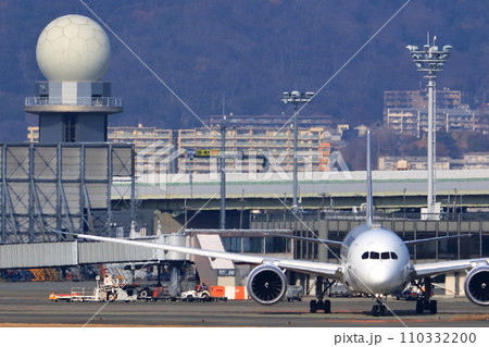 大阪国際空港　JAL　飛行機　離陸態勢 110332200