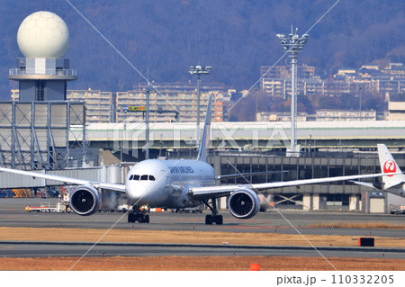 大阪国際空港 JAL 飛行機 離陸態勢 大阪国際空港 JAL 飛行機 離陸態勢 110332205