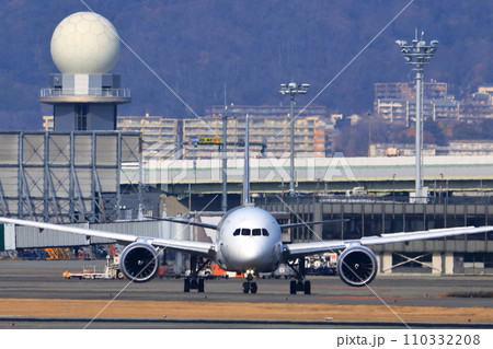 大阪国際空港 JAL 飛行機 離陸態勢 大阪国際空港 JAL 飛行機 離陸態勢 110332208