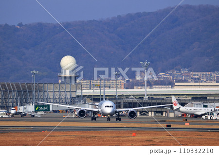 大阪国際空港　JAL　飛行機　離陸態勢 110332210