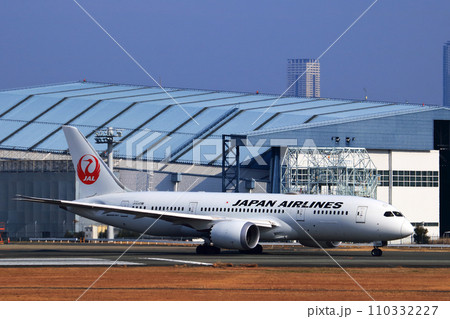 大阪国際空港　JAL　飛行機　離陸態勢 110332227