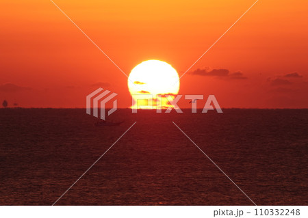 海から昇る日の出 110332248