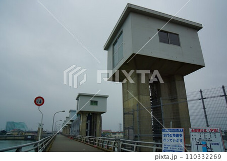 旧吉野川河口堰の天端とゲートタワー 110332269