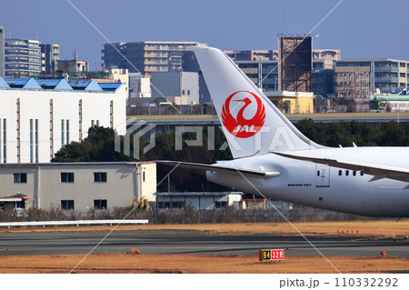 大阪国際空港　JAL　飛行機　離陸態勢 110332292