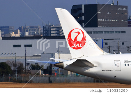 大阪国際空港　JAL　飛行機　離陸態勢 110332299