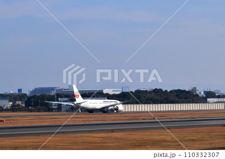 大阪国際空港　JAL　飛行機　離陸態勢 110332307