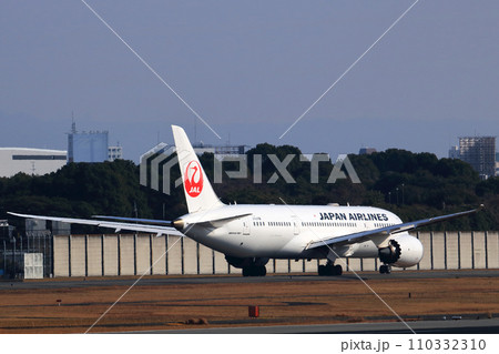 大阪国際空港 JAL 飛行機 離陸態勢 大阪国際空港 JAL 飛行機 離陸態勢 110332310
