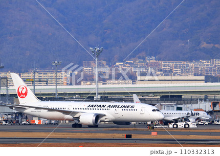 大阪国際空港　JAL　飛行機　離陸態勢 110332313