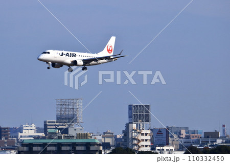 大阪国際空港　JAL　飛行機　着陸態勢　スカイパーク 110332450